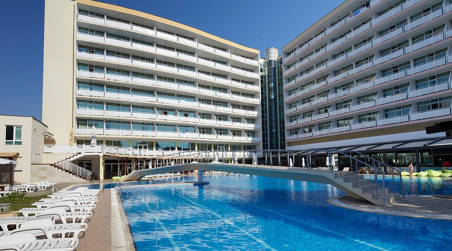 Grand Hotel Nirvana біля басейну
