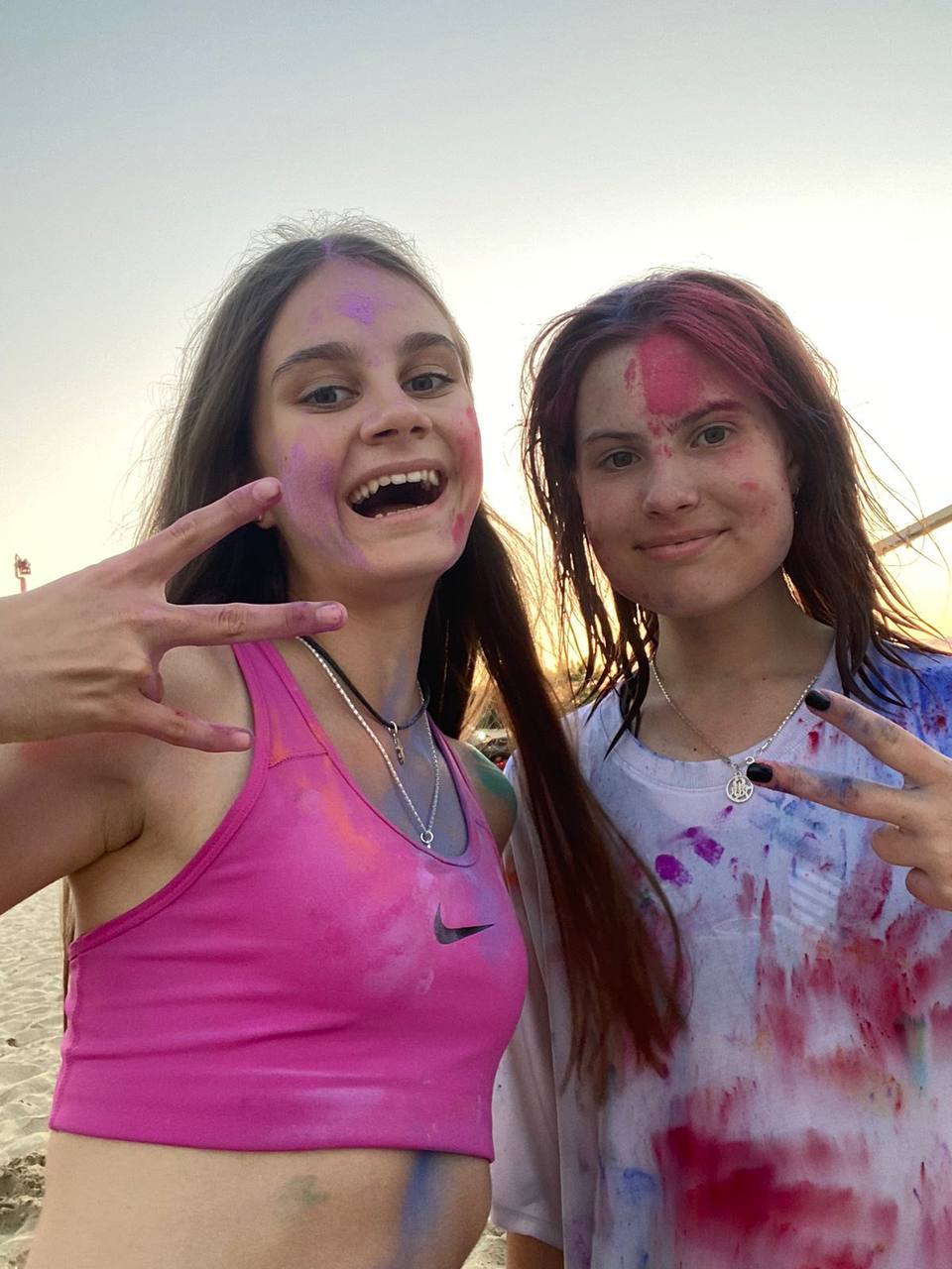 Дві дівчини усміхаються